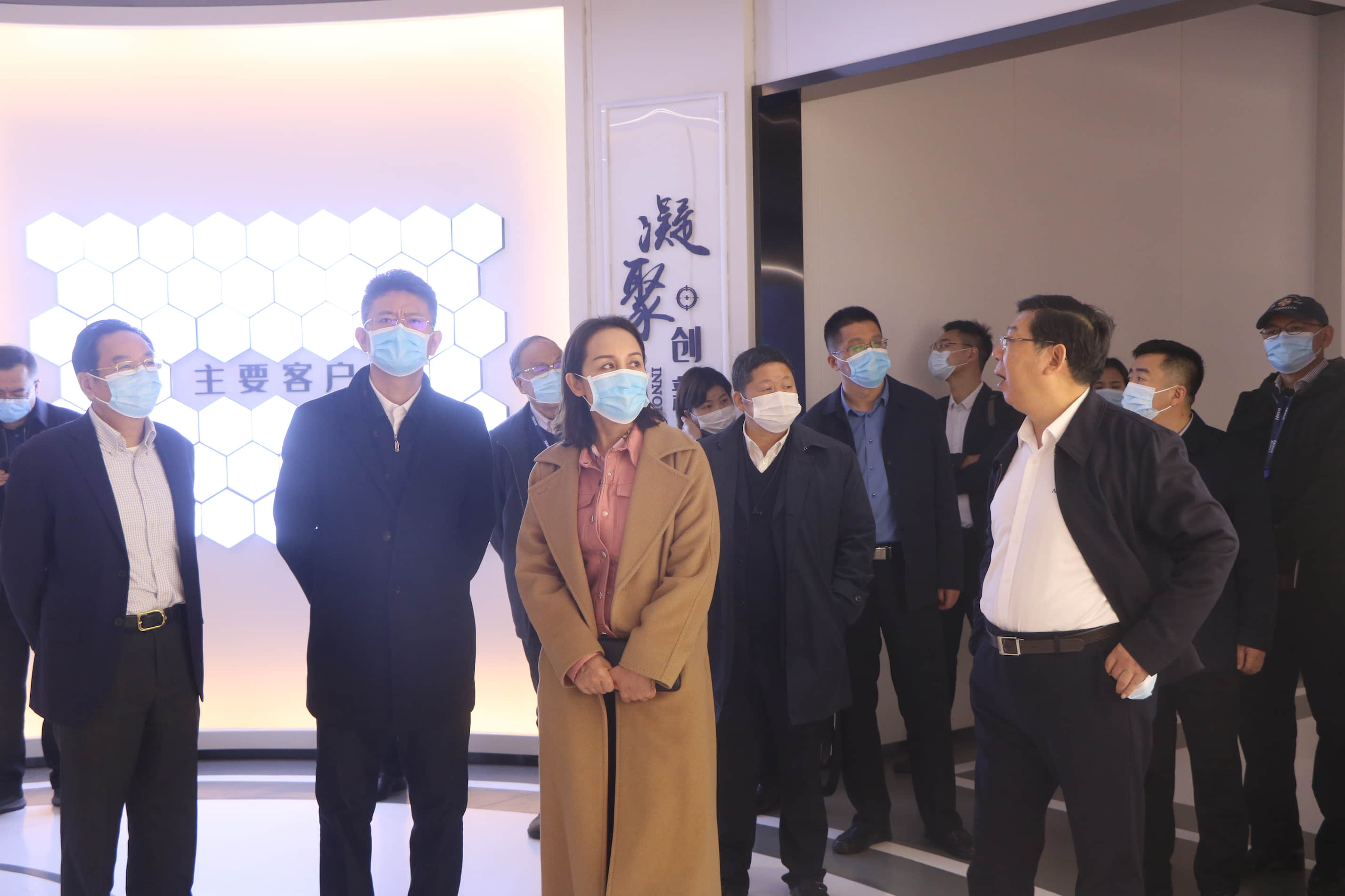  內(nèi)蒙古烏蘭察布市委副書記、市長(zhǎng)奇飛云調(diào)研南大光電(圖5)